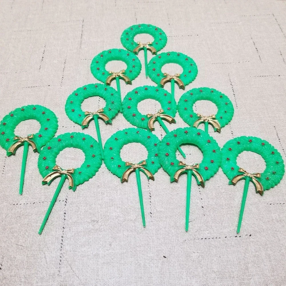 Vintage Christmas Wreath Plastic Cupcake Toppers With White Cake Pop Sticks
